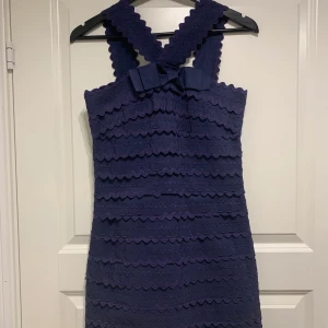 Gossip girl klänning - Säljer denna Marc by Marc Jacobs klänning. Denna modell i vit syns i Gossip girl på Blair Waldorf. Även setts på Paris Hilton. Storlek UK 6 = EU 34 = XS/S. Klänningen är äkta verifierad. Köparen betalar frakten annars kan jag mötas upp i Stockholm😊