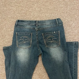 Low waist Jeans - snygg jeans från thrift. den passar mig inte längre och används bara ett tag. De är i i bra skick. 