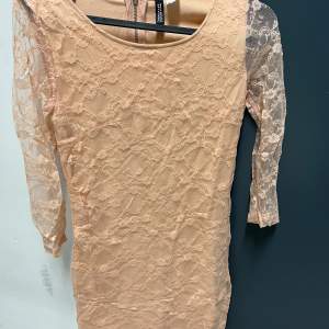 Söt klänning från H&M stl 34.  Sparsamt använd. Kan tas till Stockholm (centralen) eller skickas mot att köparen står för frakten 