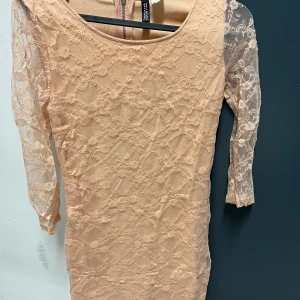 Söt klänning i spets  - Söt klänning från H&M stl 34.  Sparsamt använd. Kan tas till Stockholm (centralen) eller skickas mot att köparen står för frakten 