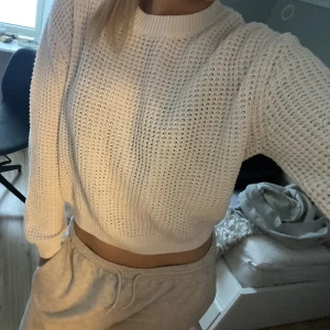 Stickad tröja - Säljer min vita stickade tröja då den aldrig kommer till användning!🤍 Frakt ingår i priset, bara att skriva om du har funderingar!!😝  