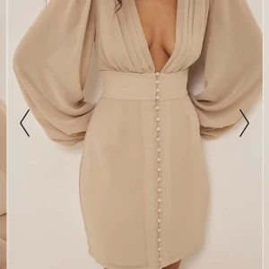 Sidenklänning  - Jättefin sidenklänning i bra kvalitet med knappar, bara använd en gång. Säljer pga för liten, strl 36