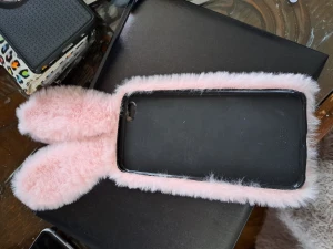 Mobilskal! - Minns ej till vilken telefon denna är(kom gärna med svar☺️), det blev felköp. Ny! Ullig och go🌺 Pris 15 kr plus frakt 🌺 Vid frågor vänligen skriv till mig ☺️Anki 