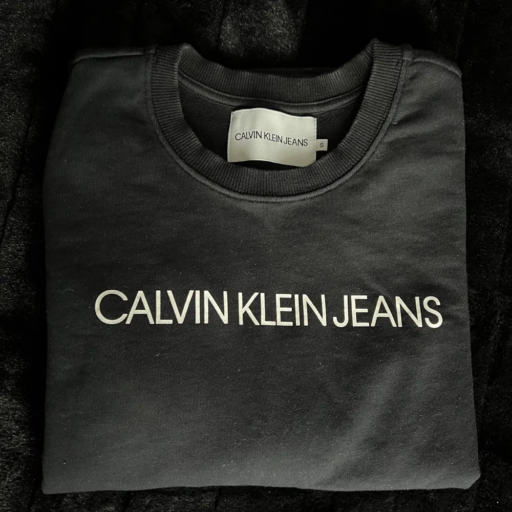 Svart collegetröja från Calvin Klein Jeans i storlek S. Tröjan är använd ett par gånger och är i väldigt fint skick. . Neuletakit & Villapaidat.