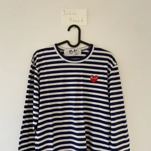 Comme des Garçons Långärmad - En snygg långärmad CDG tröja i mycket bra skick (8.5-10). Perfekt för våren/sommaren.