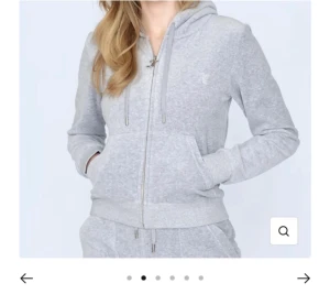 Juicy tröja - Säljer min jätte fina juicy couture tröja i färgen grå som är i velour, strl xxs köpt på juicy coutures hemsida i slutet av våren 2022💓💓
