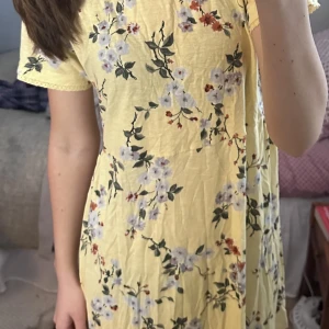 Klänning - Världens finaste lilla klänning från indiska! Har en superfin snörning i ryggen💋🫶🏼