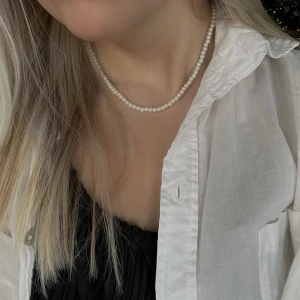 Pärlhalsband - Nu säljer jag pärlhalsband igen! Supersnygga både till vardag och festligheter för en lite lyxigare look! Halsbandet är gjort av 4mm pärlor, med knäppe där bak!