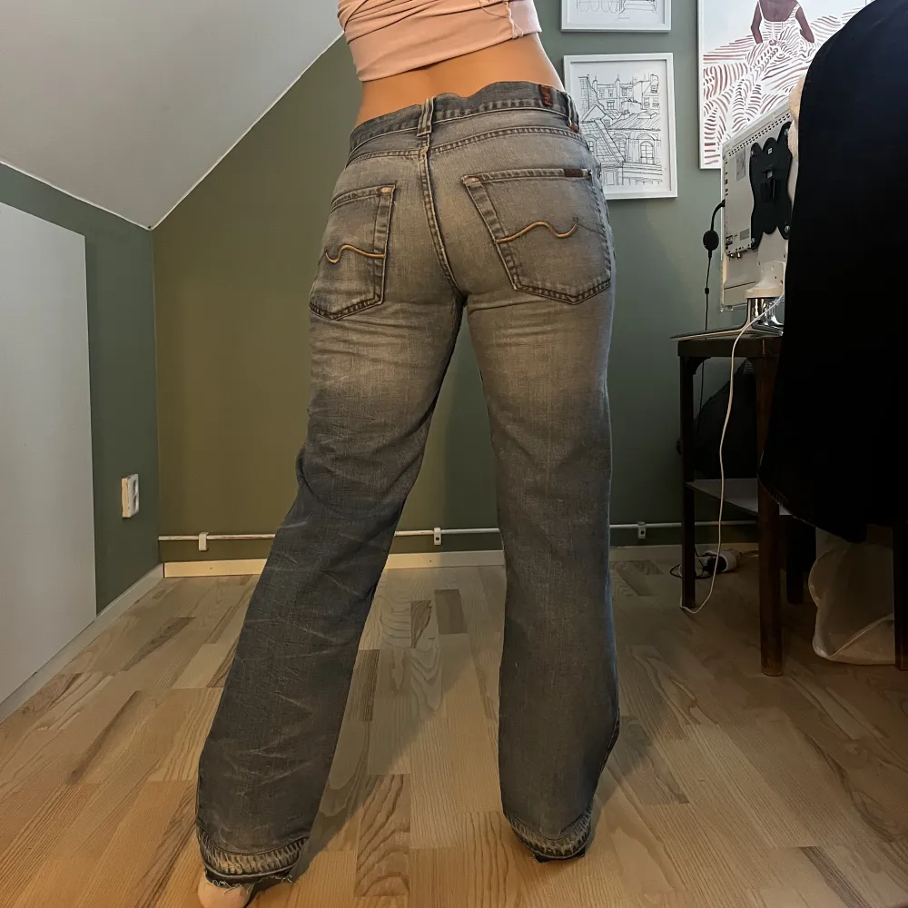 Superfina ljusblå lågmidjade/medelhöga jeans med coola detaljer! Jag har lagt ner de i benen så att de passar mig som är 160 cm🫶 Midjemått: 80 cm  innerbenslängd: 70 cm  Använd gärna köp nu! . Jeans & Byxor.