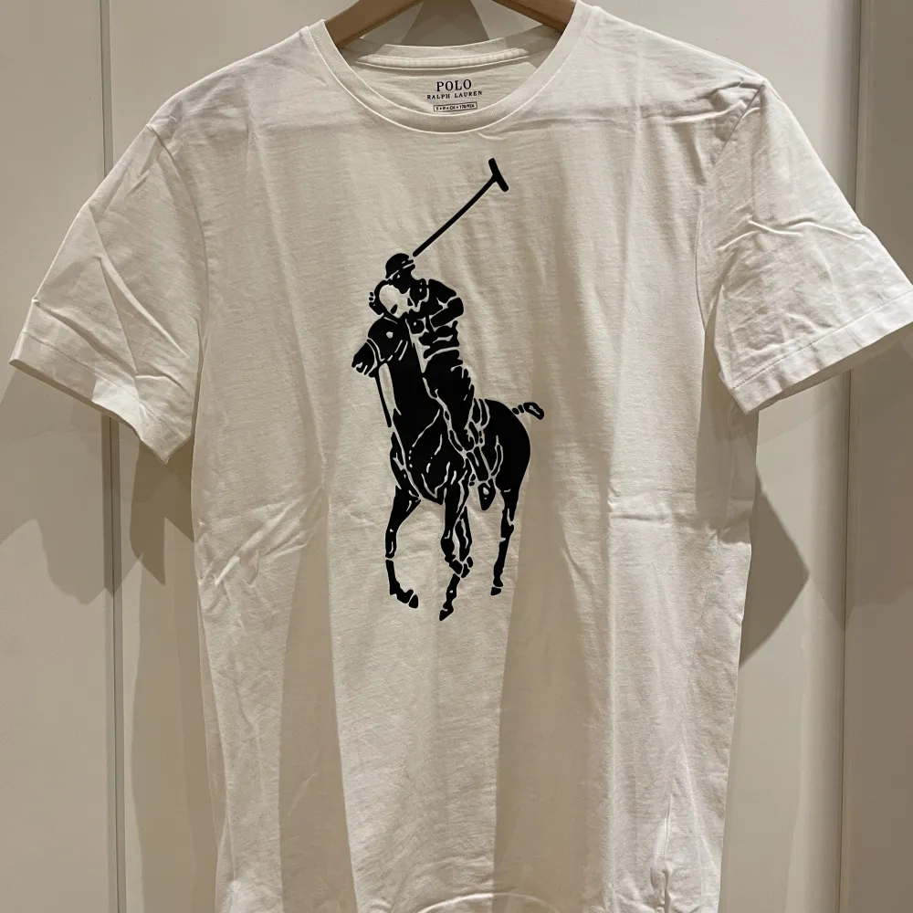 Vit Ralph Lauren t-shirt i storlek S. Nypris ca. 799kr.. T-shirts.