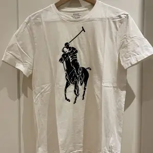 Vit Ralph Lauren t-shirt i storlek S. Nypris ca. 799kr.