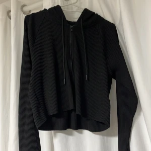 Kofta - En svart kortare kofta från HM, strl  XL men sitter som en M. Säljer för 80kr+frakt🤍