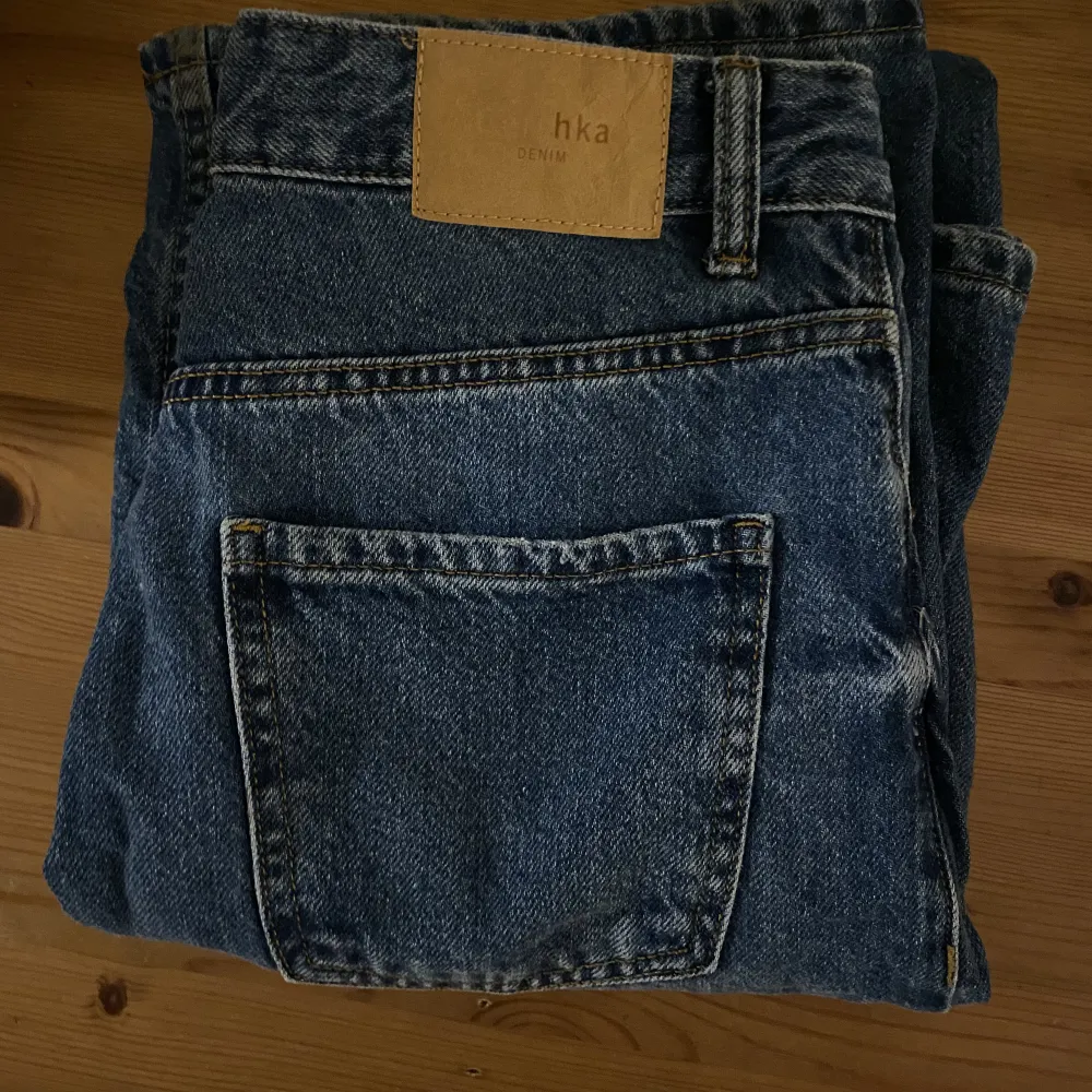 Jag bar inte så mycket, kanske en eller två gånger. i mycket bra skick och har en uppriven plats på varje ben. Vänligen meddela innan du köper den eftersom jag bara tar min via swish. 💗. Jeans & Byxor.