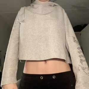 Juicy Couture hoodie  - Söt kort hoodie  Många rhinestones har åkt av tyvärr 