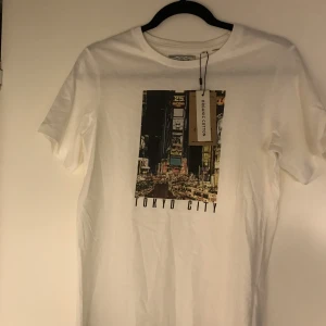 T-Shirt - Helt ny T-Shirt med prislappen kvar.  Storlek 158/164, mer eller mindre som st xs 