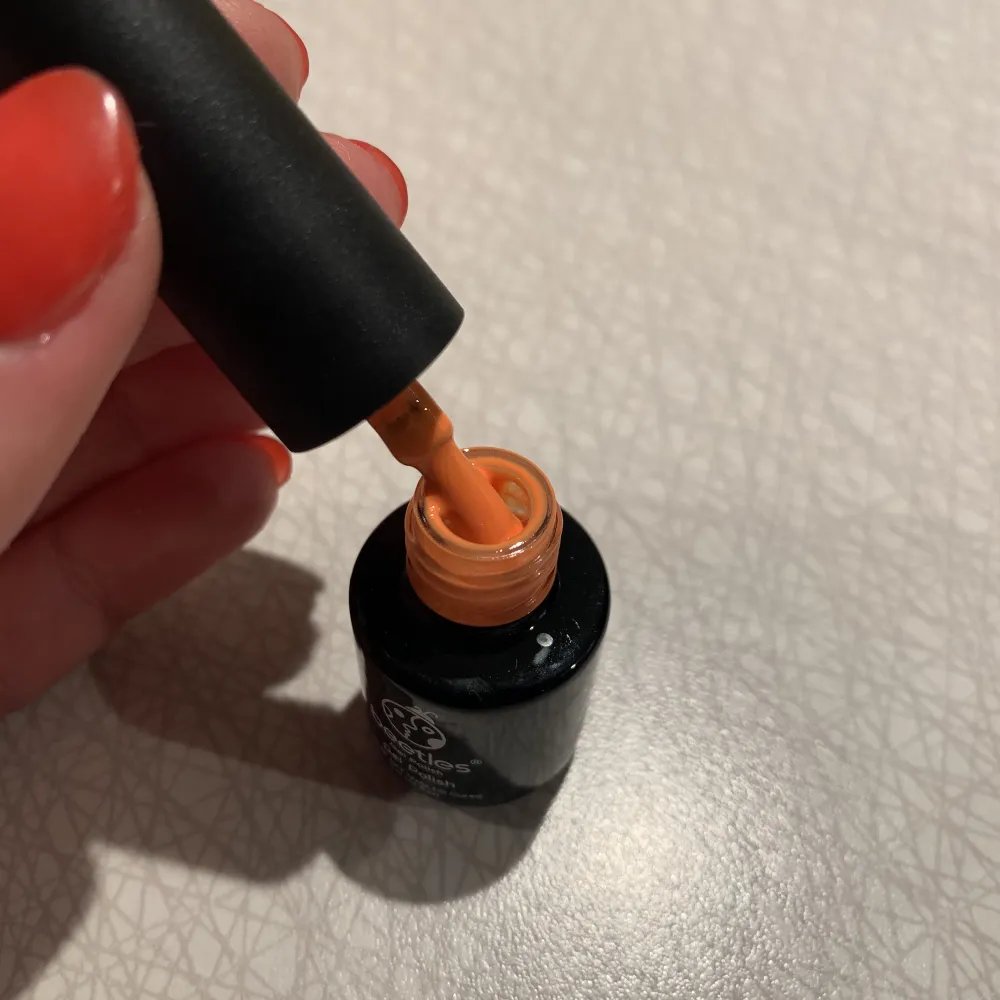 Ett fint gel nagellack från Beetles i färgen orange (328) Används under uv/ledd lampa. Fick med det när jag köpte andra gellack och tycker inte att jag passar i färgen tyvärr. Aldrig testat, helt oanvänt. Jag står för frakt! (Rabatt vid köp av fler). Accessoarer.