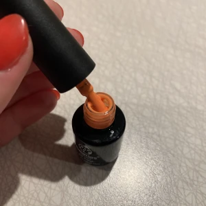 Beetles Gellack orange - Ett fint gel nagellack från Beetles i färgen orange (328) Används under uv/ledd lampa. Fick med det när jag köpte andra gellack och tycker inte att jag passar i färgen tyvärr. Aldrig testat, helt oanvänt. Jag står för frakt! (Rabatt vid köp av fler)