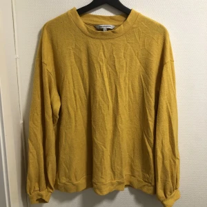 Mjuk tröja  - Från Kappahl i strl S, senapsgul