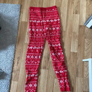 Jul tights - Säljer ett par typ jul tights med typ julmönster på. Verkligen JÄÄÄTTTEEEE stretchigt material❤️
