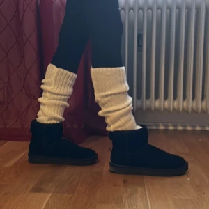 Ben värmare - Använd 1 gång. Jag har inte stickat de själv. Vet ej vart de är ifrån fick de av en kompis. Säljs på grund av att de inte komme till användning. Frakt ingår