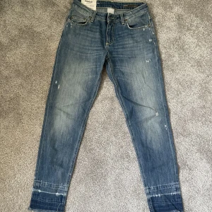 Dondup jeans - Säljer mina ursnygga dondup jeans i modellen Bakoni. De är tyvärr lite för små för mig så de har inte kommit till användning. Inköpta på NK ca 2 år sedan🤍
