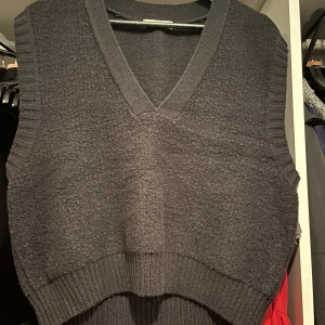 Stickad väst - Stickad väst från Gina Tricot i svart storlek L. Köparen står för frakten.