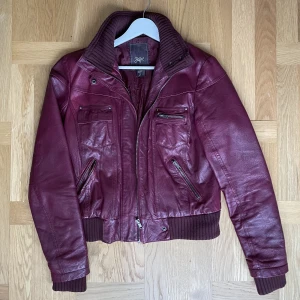 Röd skinnjacka  - Röd skinnjacka i mycket bra skick. Kontakta för fler bilder!