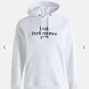 Säljer en jättefin peak performance hoodie i ett väldigt bra skick pga att den inte kommer till användning längre. Köparen står för frakten💕