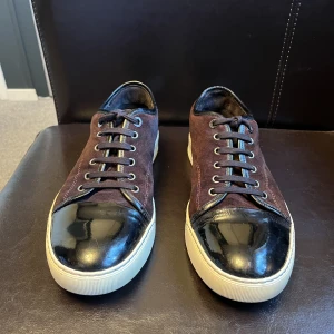 Lanvin skor - Hej, jag säljer nu mina snygga lanvins. Skick 7-7.5/10 pga av lite slitage på toecap och mockan. Skriv gärna om ni har frågor.  Mvh Robin