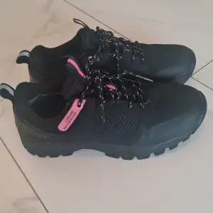 Nya walking skor som är vattentäta. Inklusive frakt! 