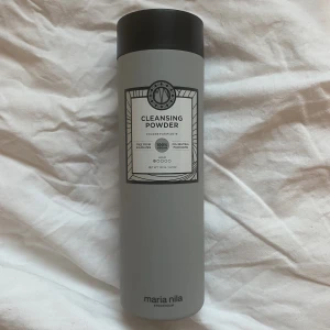 maria nila torrschampo  - Säljer detta helt oanvända torrshampo från maria nila. Torrschampot är i puderformat och helt veganskt. Det fräschar snabbt upp ditt hår och resultatet blir jättefint och glansigt! Säljer för 60 kr + frakt (29 kr). Orginalpriset ligger på ca 269 kr.✨✨