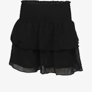 Chelsea kjol  - Säljer kjolen för 300 kr + frakt💕 (säljer samma fast i vit) jag har oftast S! Men sitter bra på mig 