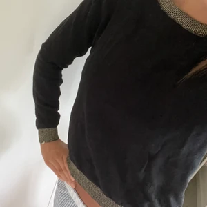 Tröja med detaljer - Svart tröja med guldiga detaljer vid ärmarna, halsen och midjan. Storlek m men passar mig som vanligtvis har s💗💗