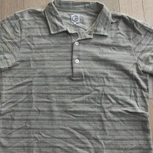 Polar shirt, riktigt skön å nice att ha på sommaren, står storlek S men är rätt baggy så passar som M 