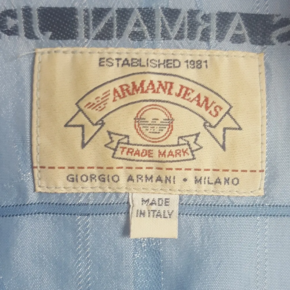 Armani Jeans kortärmad vintage skjorta i nyskick. Herrmode men har använts som oversized för dam.  Köparen står för frakten. Betalning sker genom swish. 💌. Skjortor.