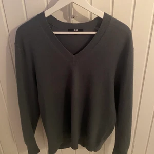 100% cashmere tröja  - En otrolig tröja i 100% cashmere från Uniqlo! Kommer tyvärr inte till användning. Storlek L men passar mig som är S/M.