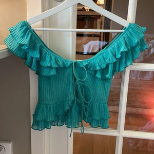 Volangtopp zara - Volangtopp från Zara, köpt i Paris. Nyskick. Kontakta vid intresse 🦋 (Andra bilden är inte min)