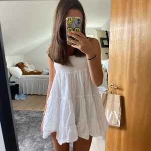 Vit zara klänning  - Säljer min superfina zara klänning som endast har används 1 gång💖💖 super fint skick, frakt tilkommer💖💖