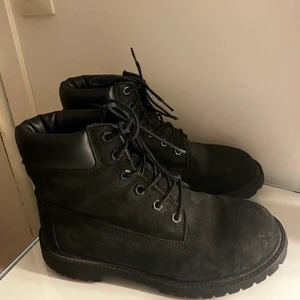Svarta skor - Perfekta svarta skor till hösten/vintern! Bra skick men jag har tyvärr växt ur dom!💕 Märke: timberland