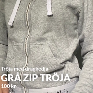 Grå zip tröja - Grå zip tröja med luva. Sitter löst men tightare vid händerna och är ganska croppad. Storlek xs. Använt några gånger och bra skick!