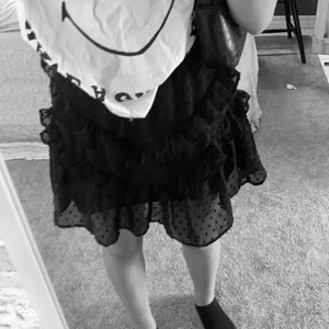 Asos kjol - Superfin svart volangkjol från asos i storlek xs nästan aldrig använd