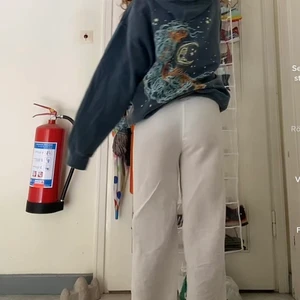 Vita linnebyxor - Säljer mina välanvända linnebyxor💓 köpta här på plick men kommer från h&m🌸 sitter bra på mig som är ca 165 cm lång, bara höra av sig vid funderingar😍