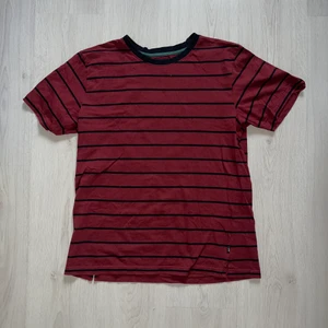 Randig t-shirt - Sjukt snygg randig t-shirt i superskönt material. Aldrig använd, endast testad då den inte riktigt är min stil. Läs gärna min biografi och hör av dig om du har några frågor! 🧚🏽‍♀️