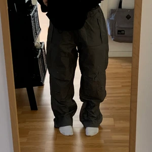JDC trackpants - trackpants från JDC. mörkgråa, köpta på humana för ca ett halvår sedan. passar många olika storlekar. ny budgivning då många är intresserade! ⚡️