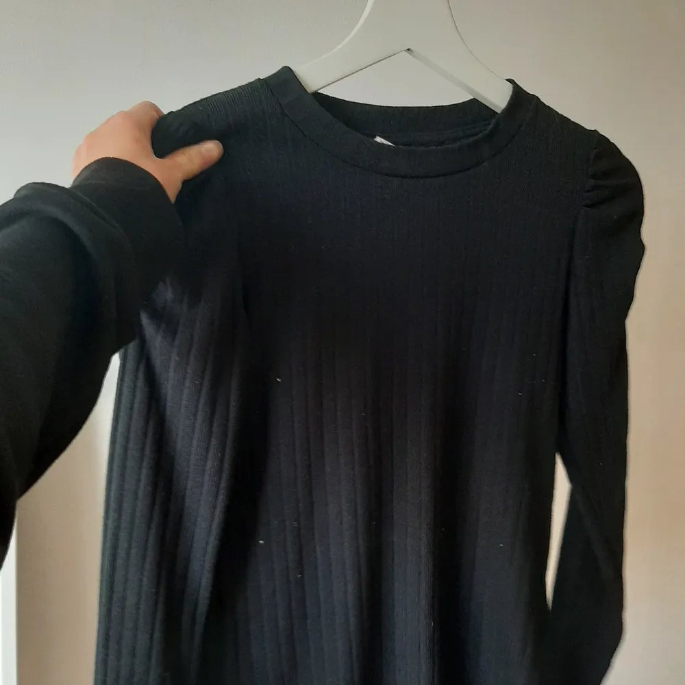 En svart tröja från lindex stl 134/140 men den är ungefär XS/S. Säljer den eftersom den inte kommer till användning längre . Toppar.