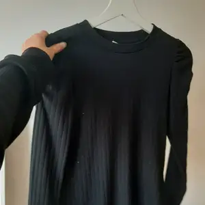En svart tröja från lindex stl 134/140 men den är ungefär XS/S. Säljer den eftersom den inte kommer till användning längre 