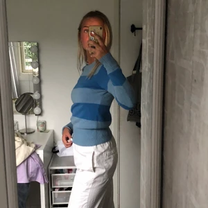 Stickad tröja - Stickad tröja, liten fläck på framsidan (bild 3). Skriv för fler bilder eller vid frågor :) Kan mötas upp i Göteborg. 