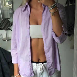 Lila skjorta  - Lila skjorta. Skriv för fler bilder eller vid frågor :) Kan mötas upp i Göteborg. Hittar ingen storlek men ni ser hur den ser ut.