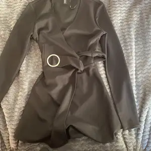 En svart klänning med inbyggda shorts från H&M i storlek xs. Använd en gång 💓