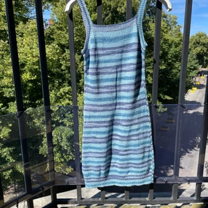 Blå klänning  - Blå klänning som är köpt här på Plick, säljer pågrund av att den inte används. Inga synliga skador. Tryck inte på köp nu!